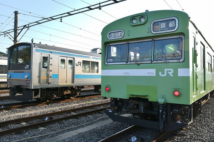 奈良線の車両基地で205系（左）と並ぶ
