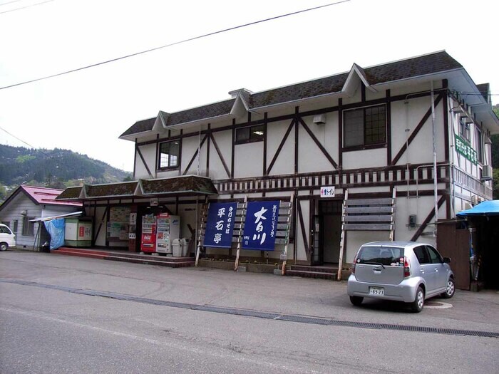 大白川駅の駅舎。そばが有名だ