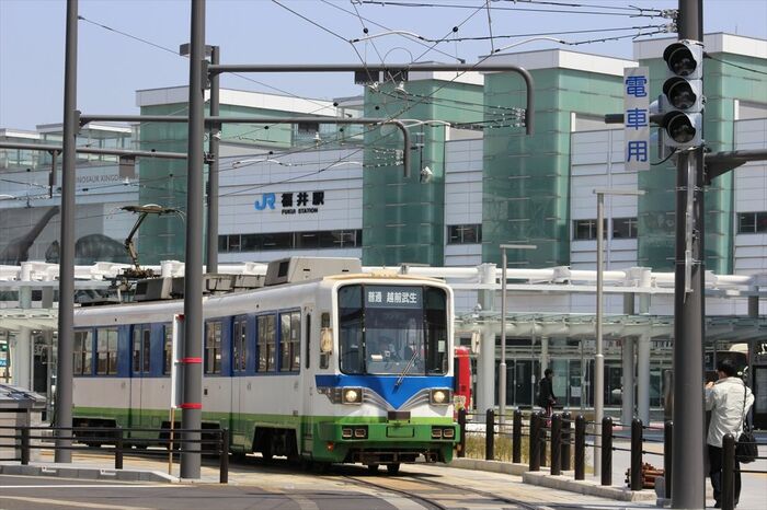 福井駅前を発車する元名鉄の880形