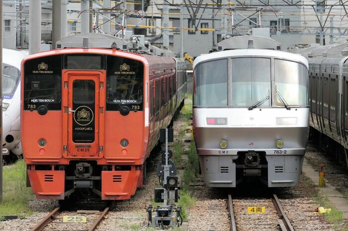 ハウステンボス編成（左）の博多方は貫通扉がある切妻型