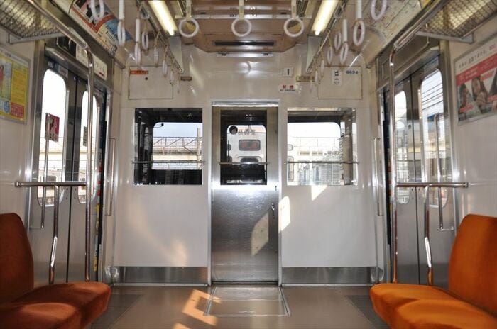 車端部を見ると車体が台形状であることがわかる