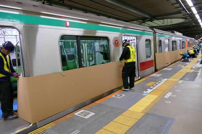 ホームドアを設置する準備。車両の側面を保護する