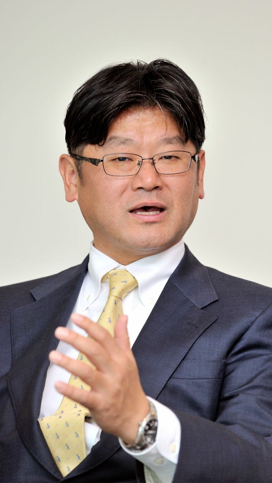 五島 勝也（ごとう かつや） 52歳。1987年にANAに入社後、伊丹空港での空港カウンター業務でキャリアをスタートした後、国際線のネットワークを作っている部署（ダイヤやネットワークをブランディング）には10年近く在籍。ANAが加盟するスターアライアンス本部（ドイツ・フランクフルト）に4年間出向し、ネットワークの部署に在籍し、新規加盟航空会社の開拓・加盟サポートを担当。2013年8月よりエアアジア・ジャパン株式会社（現バニラエア株式会社）に副社長として出向。2016年4月よりバニラエア株式会社代表取締役社長に就任 （撮影：梅谷 秀司）