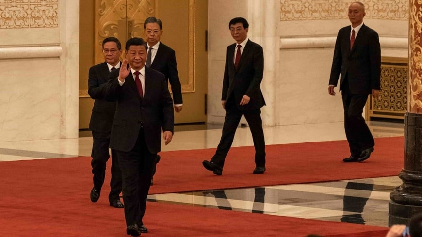 10月23日、新たな最高指導部メンバーを披露する習近平国家主席。習氏のすぐ後ろが李強氏。最後まで緊張した面持ちだった（写真・ 2022 Bloomberg Finance LP）