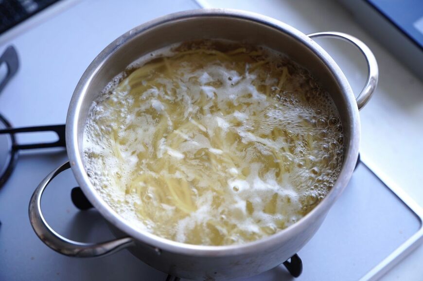 スパゲッティをゆでる際は沸点を維持するくらいの弱火で
