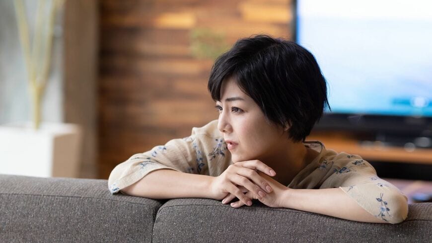 嫌な一言が今もまだ忘れられない、人と比べて嫉妬したり、うらやましいと思う自分が嫌になってしまう……そんなあなたへ、自分のために幸せをつくる方法を紹介します（写真：マハロ／PIXTA）