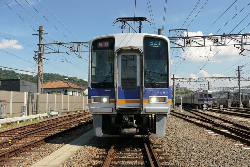 種別・行き先表示は「急行 なんば」。急行は河内長野以南の全駅に停車する（記者撮影）