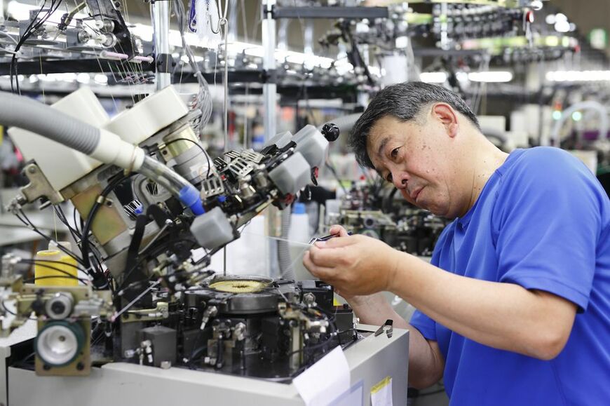 工場内で特許技術を用いた靴下を製造する和夫さん（写真提供：鈴木靴下）