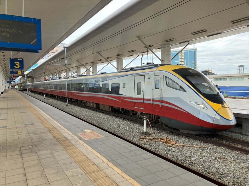 バターワース駅に停車するETS。同駅はペナン島への玄関口だ（筆者撮影）
