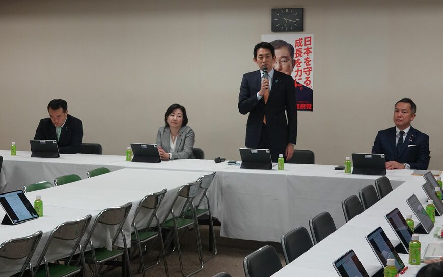 会議冒頭に意気込みを語った小林鷹之氏（右から2人目）。先の衆院選で落選した甘利明氏の後任として、新たに特命委員会の委員長に就いた（記者撮影）