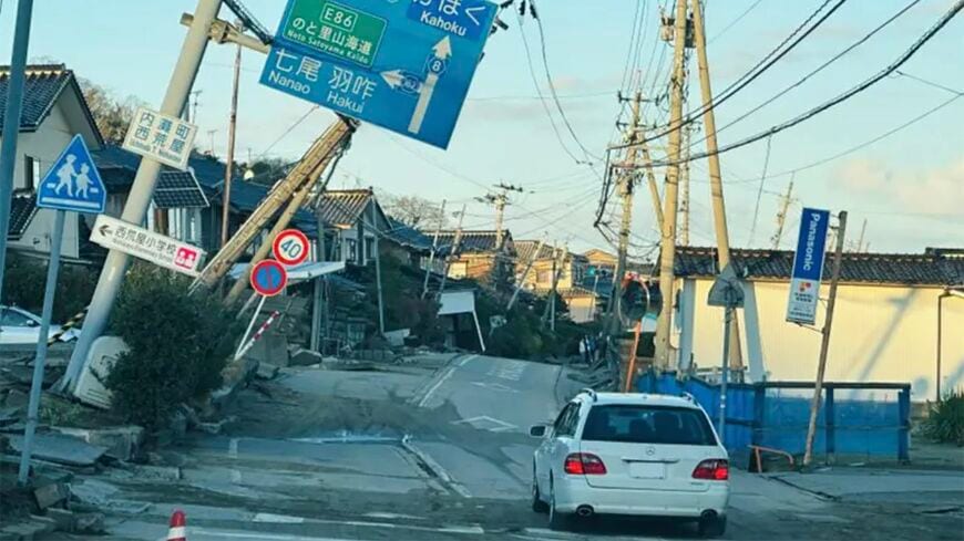 液状化でゆがんだ道路