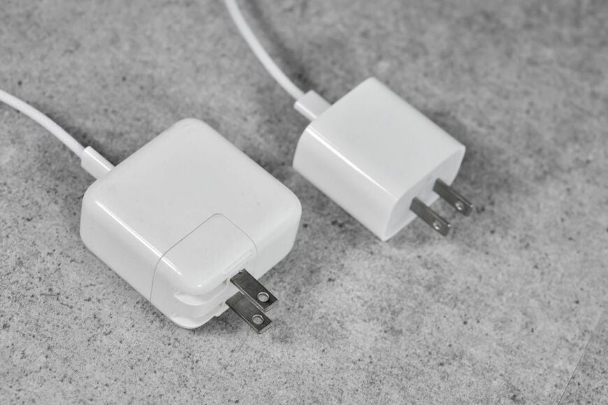 アップル純正品にこだわるなら、MacBook Airなどに付属する30Wアダプター（左）や、iPad Proなどに付属する20Wアダプター（右）がおすすめ（筆者撮影）