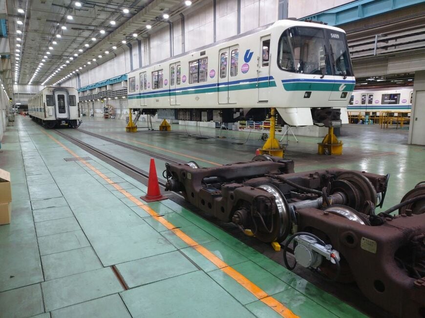 検修中の海岸線5000形車両（神戸市提供）