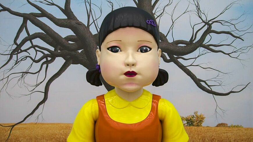 ドラマ「イカゲーム」象徴する巨大な少女型ロボットも登場する（写真：Netflix）