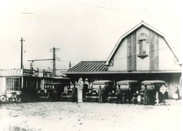 小田原急行鉄道が開業した1927年頃の新松田駅。立派な駅舎で「小田急の五大停車場」の1つに数えられていたという（写真：小田急電鉄）