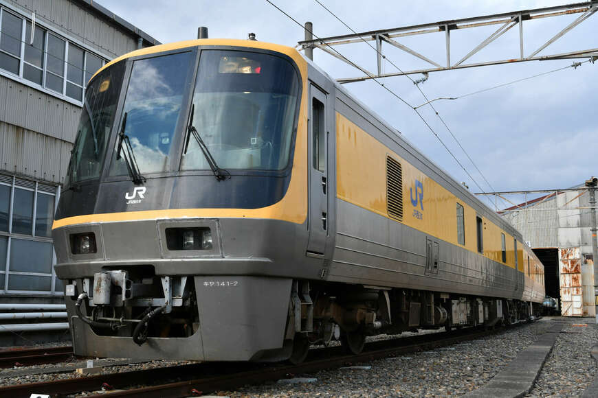 キヤ141系の前面。どことなく221系電車を思わせる顔つきだ（筆者撮影）