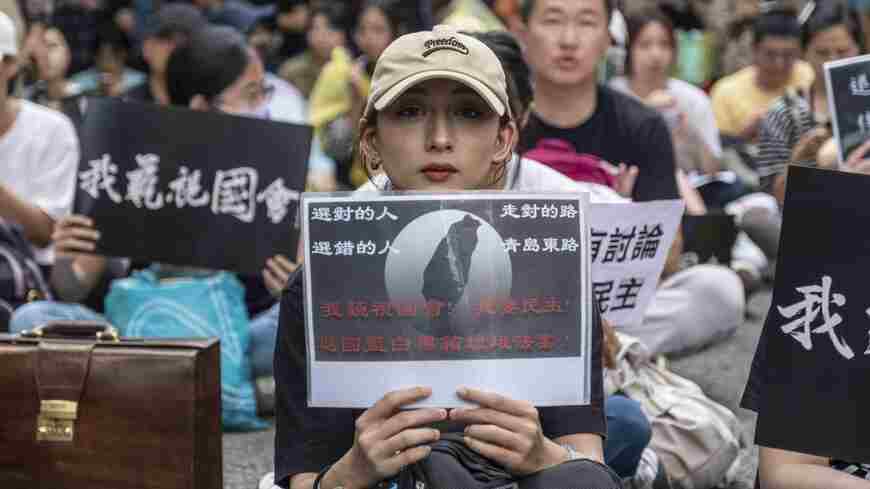 台湾で野党に反発するデモを行う人たち