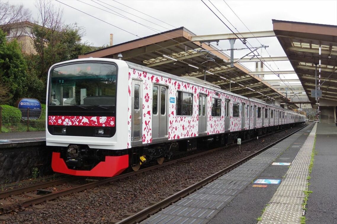 伊豆高原駅で報道公開された「アロハ電車」