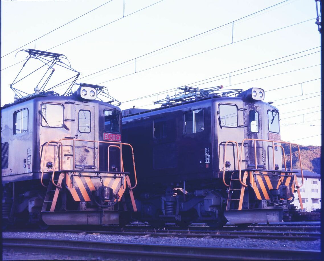 東武鉄道の電気機関車ED5010形。同社は