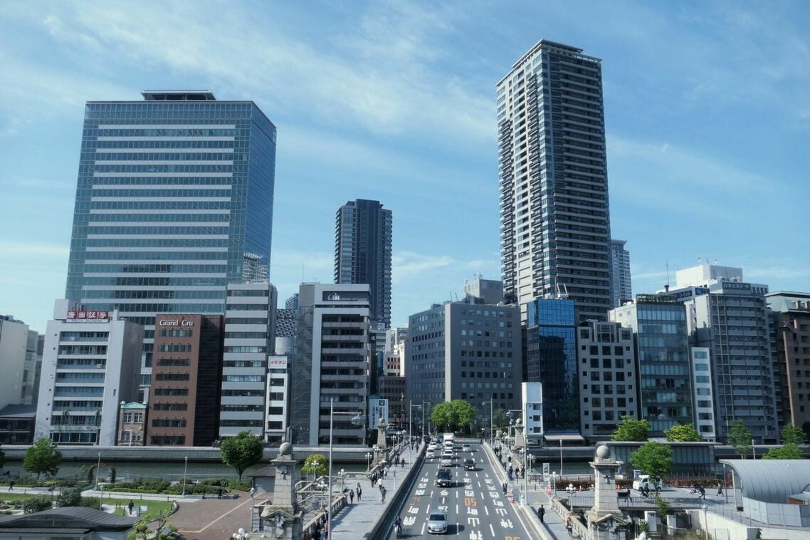 北浜駅周辺。左が大阪証券取引所ビル。