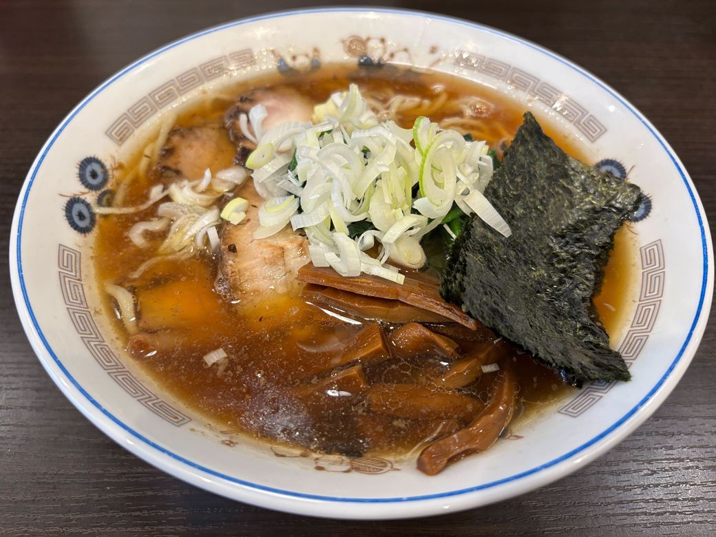 ラーメン（1000円）。サバがビシッときいて、動物系がいい感じで下支え。ラーメンらしいラーメンだ（筆者撮影）