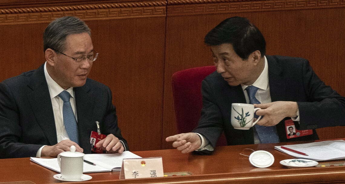 「中国経済光明論」の旗を振る王滬寧氏（右）は3代にわたって中国の指導者のブレーンを務めてきた人物だ（写真：Getty Images）