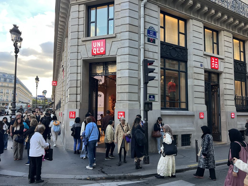 フランスのユニクロは、輸入品のため価格が高い。だからフランスでユニクロを買うのは「ちょっといい物を購入している感覚」だ。アンナさんがユニクロを着ていると「ユニクロ、高くない？」と同級生に言われるのだそう！（筆者撮影）