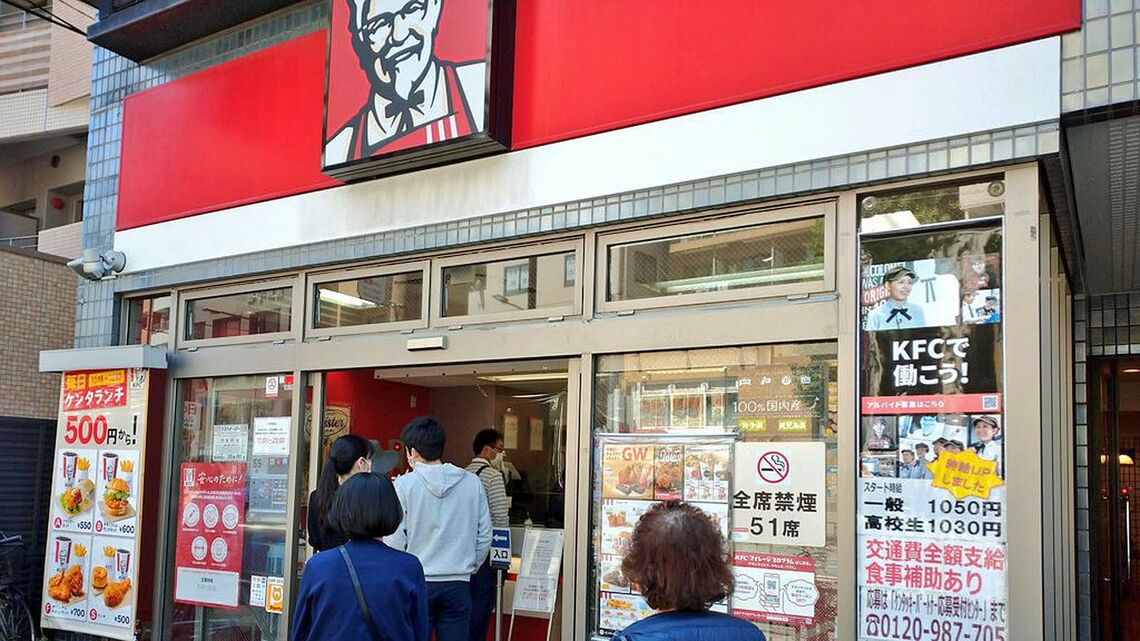 未曾有の外食不況を尻目に、今期は過去最高営業益を見込むKFC。ランチなどではしばしば行列が発生している例も見られる（記者撮影）