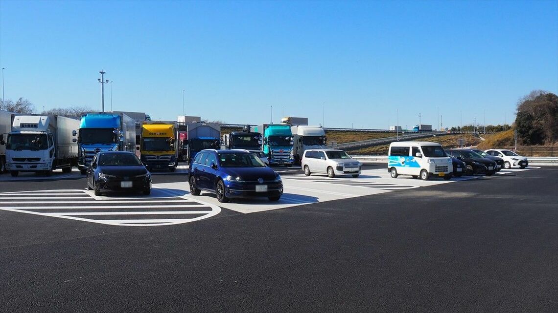 今回、訪れた新しい圏央道のSA、「坂東PA（外回り）」の駐車スペース。開業4日目だが多くの車が停まっていた（筆者撮影）