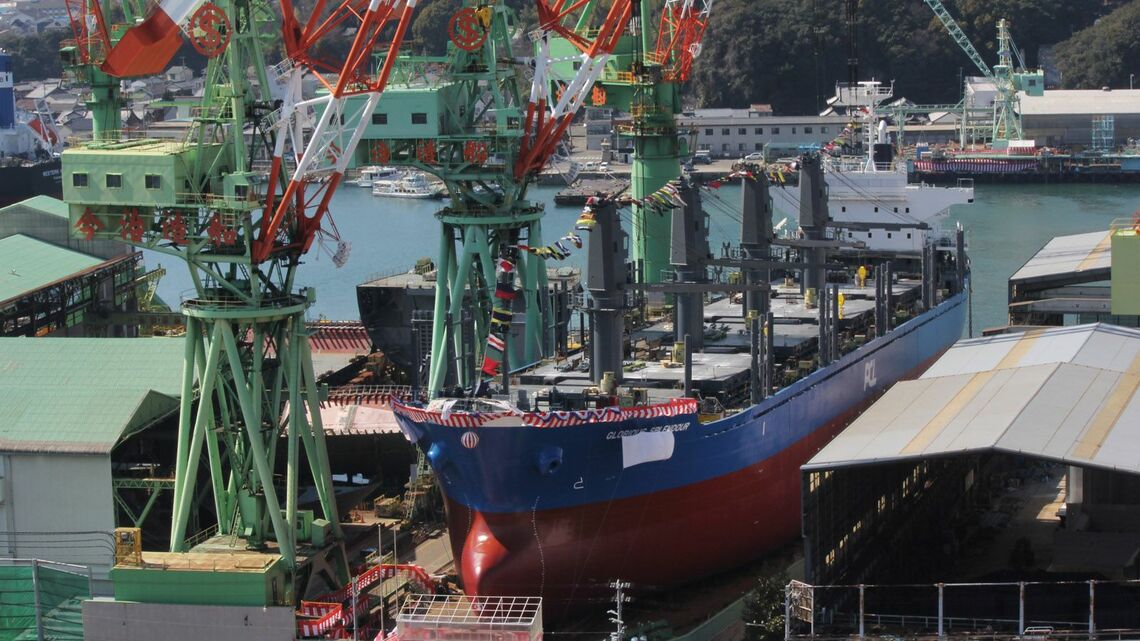 今治造船の進水式の模様。写真は2014年2月（写真：Rod Walters／アフロ）