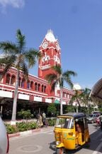 チェンナイ駅は赤レンガ色の建物が南国の木々に囲まれる