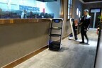 料理ができるとスタッフが配膳ロボットに載せる（記者撮影）