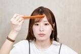 前髪のセットの仕方を解説するAYAMARさん