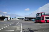 オープントップバスも発着する三崎口の駅前（記者撮影）