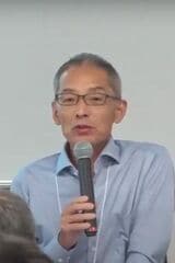 安居長敏（やすい・ながとし）／ドルトン東京学園中等部・高等部校長。大学卒業後、滋賀女子高等学校に赴任し、20年間教鞭をとる。その後、コミュニティFM2局の設立やITオンラインサポート事業を起業。2006年から再び学校現場にもどり学校改革、学校経営に取り組む。校長就任後は「PBL×ICT教育」の新しいスタイルを構築し、学校と企業をつなぐなど、現場でさまざまな活動をアクティブに実践中。現在は学習者中心のドルトンプランを実践したドルトン東京学園中等部・高等部で校長を務める。『16歳からのライフ・シフト』（東洋経済新報社、編集協力）（画像：未来の先生フォーラム）