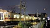 夜の貝塚駅にたたずむ600形（記者撮影）