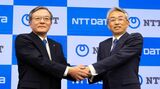 5月8日の会見に登壇したNTTの島田明社長（左）とNTTデータグループの佐々木裕社長。2兆円超を投じて今、完全子会社化に踏み切る理由とは（撮影：今井康一）