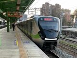 新型のEMU900型。客車列車は今後、電車の区間快（快速）に置き換えが進む＝竹北駅にて（筆者撮影）