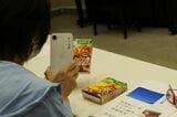 ビデオ通話を活用して、晴眼者にパッケージについて聞く様子（筆者撮影）