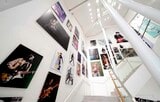2階へ続く螺旋階段にはフェンダーゆかりのアーティストの写真を展示（撮影：梅谷秀司）