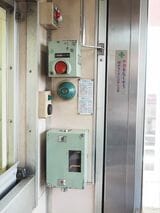 ドアの開閉をするための「車掌スイッチ」（記者撮影）