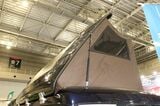 東京キャンピングカーショー2022に出展されていたスマイルファクトリーの「オフタイムトラベラー2ポップアップルーフ」（筆者撮影）