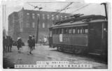 1923年9月1日、関東大震災当日の様子。市電の後ろに見えるのは市役所。倒壊を免れたが16時ごろに炎が侵入し焼け落ちた（写真提供：横浜市史資料室）