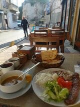 トルコで食べた棒状のケバブ。めちゃくちゃ美味しかった。お値段はパンとセットで1500円くらい。トルコ料理は世界三大料理の1つで、国全体で食のクオリティがハイレベル（写真：筆者撮影）