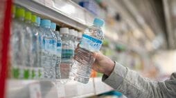 認知症を引き起こす｢ペットボトル飲料｣のリスク…亡くなった人の脳から｢クレヨン1本分｣の微小プラスチックが検出された