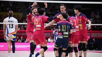 得点を上げて、駆け寄る東京グレートベアーズの選手たち