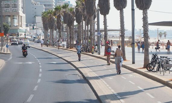 テルアビブの海岸通りでは、電動キックボードの姿が多く見られた（筆者撮影）