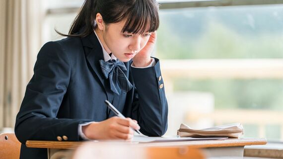 生徒がテストを受けるイメージ