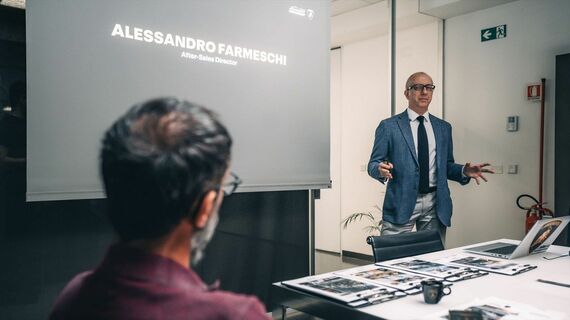 筆者らメディア陣にプレゼンテーションをするアレッサンドロ・ファルメスキ氏(写真:Lamborghini)