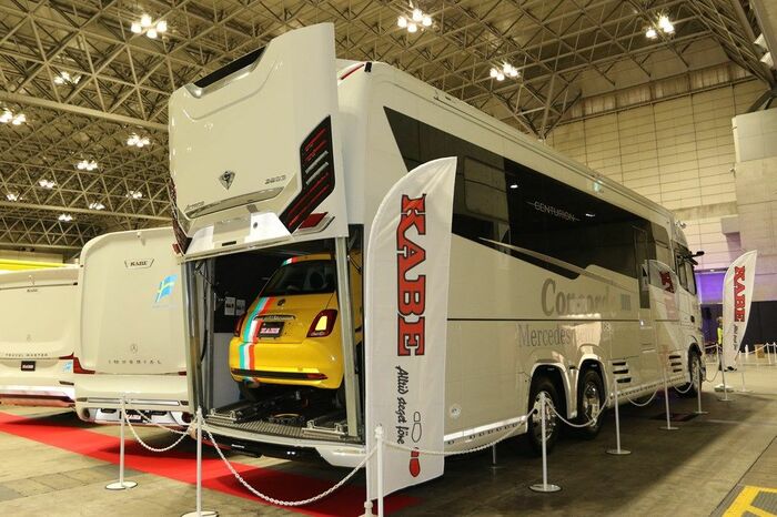 小型自動車を格納